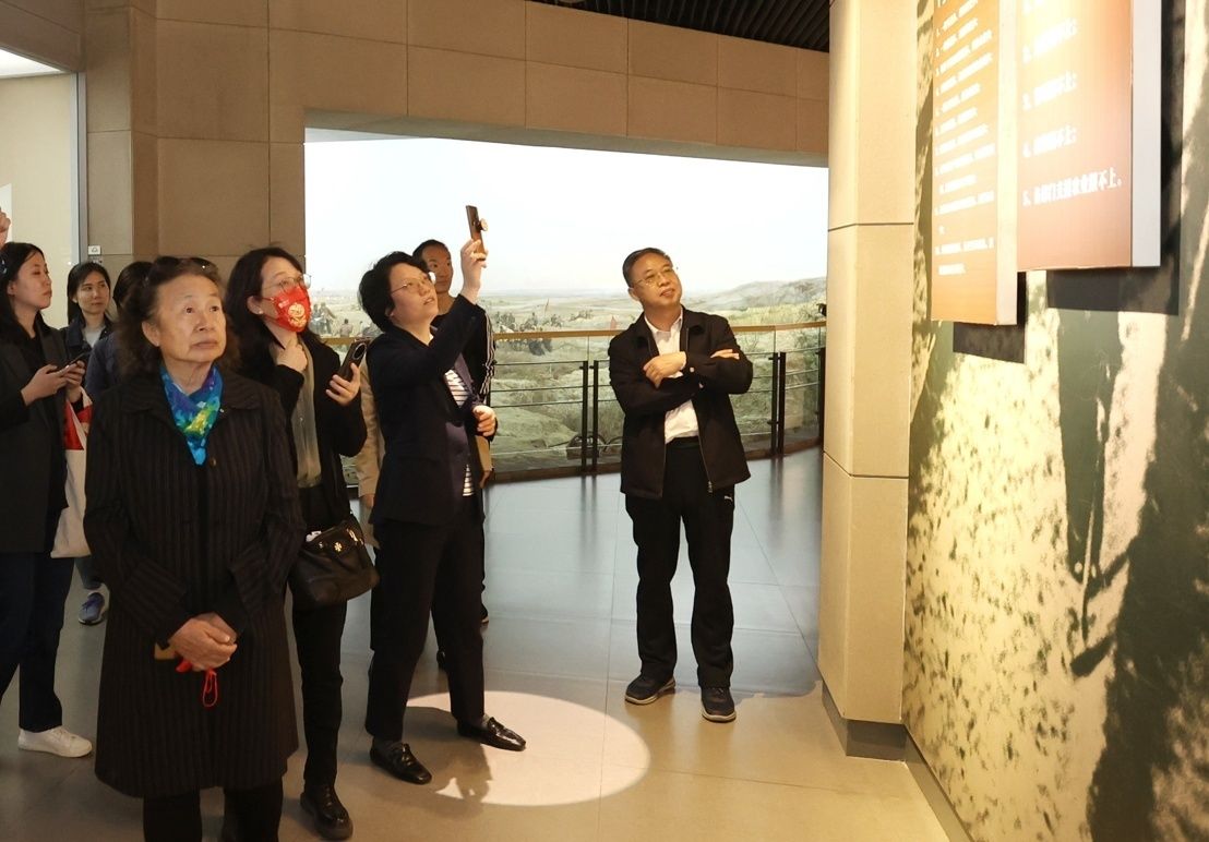 学习红旗渠的建设历史红旗渠纪念馆内陈列着当年修渠时的老物件和图文